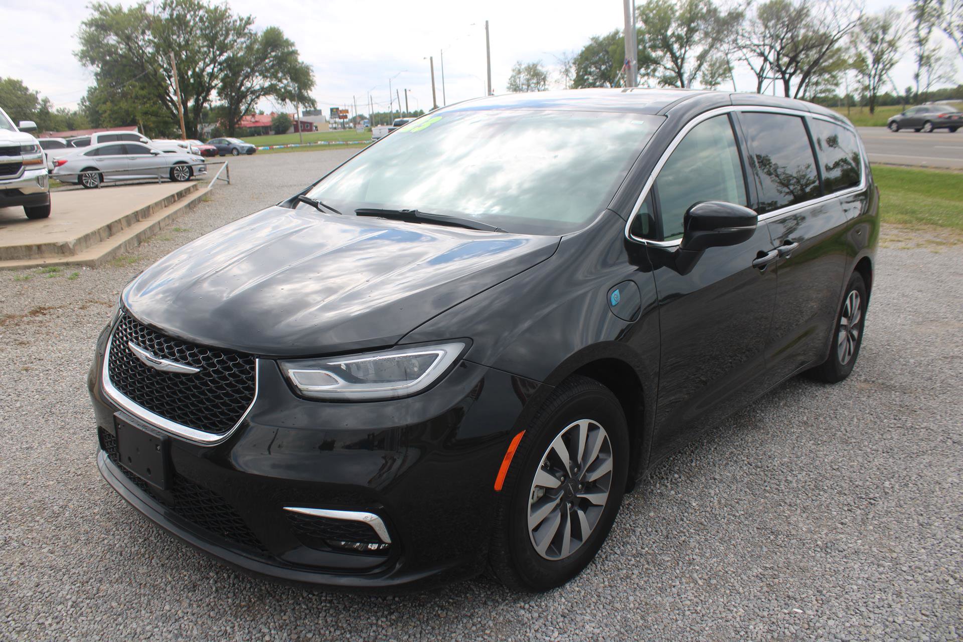 Used 2023 Chrysler Pacifica Touring-L image 3