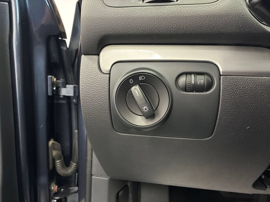 Used 2011 Volkswagen Golf 4-Door FWD image 11