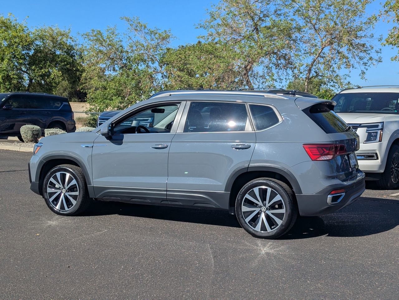 Used 2024 Volkswagen Taos SE w/ Panoramic Sunroof Package FWD image 4