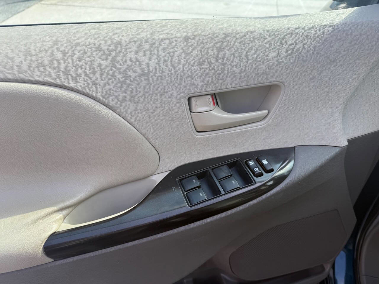 Used 2011 Toyota Sienna LE image 18