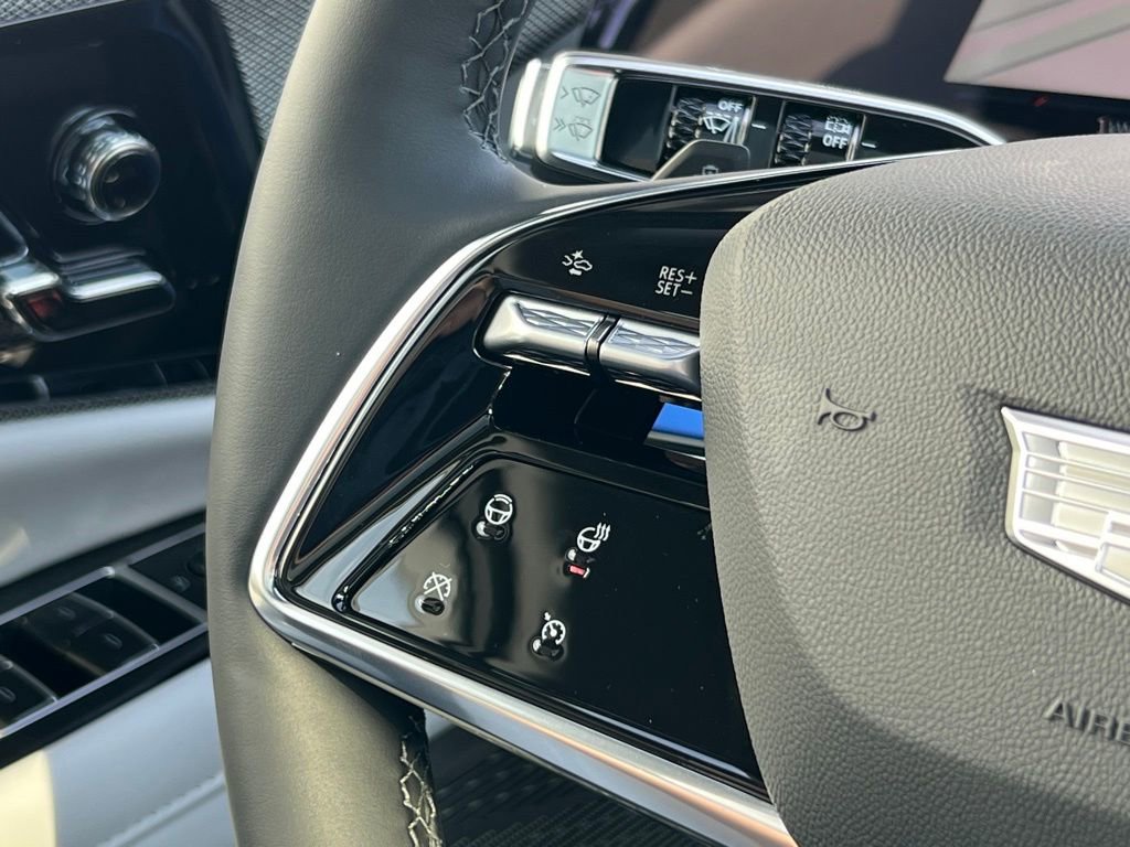 New 2026 Cadillac Optiq Luxury 1 image 32