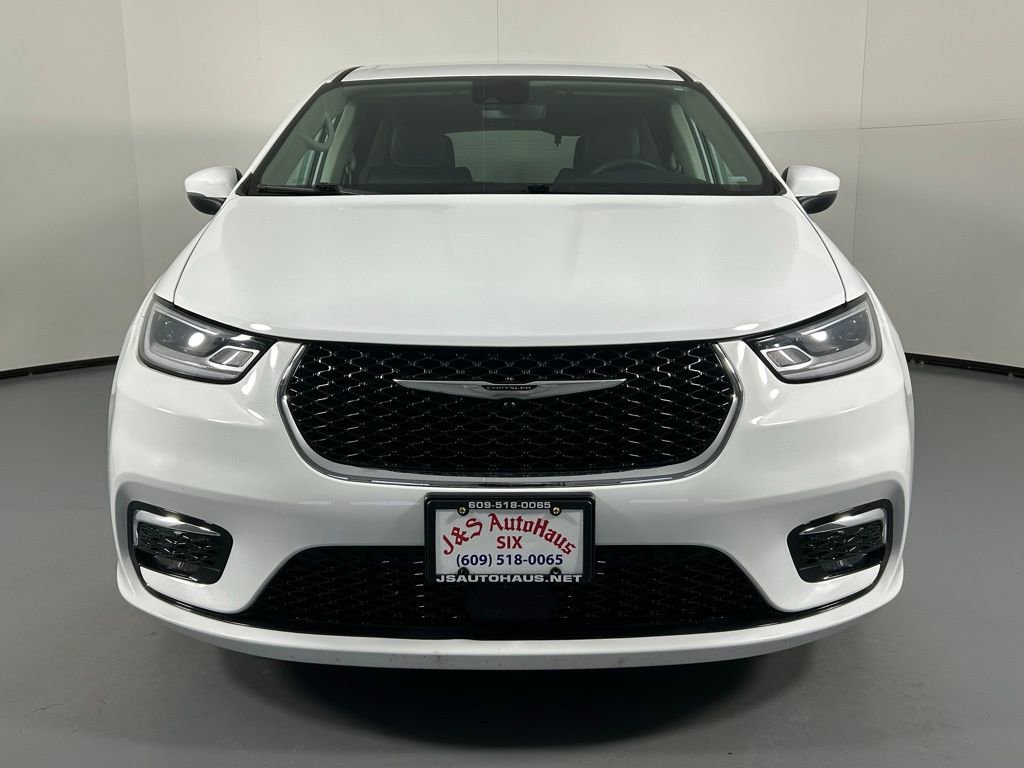 Used 2023 Chrysler Pacifica Touring-L image 2