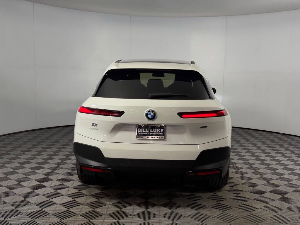 Used 2024 BMW iX xDrive50 w/ Premium Package image 5