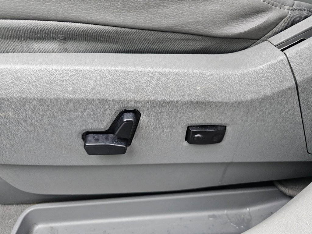 Used 2012 Volkswagen Routan SE image 28