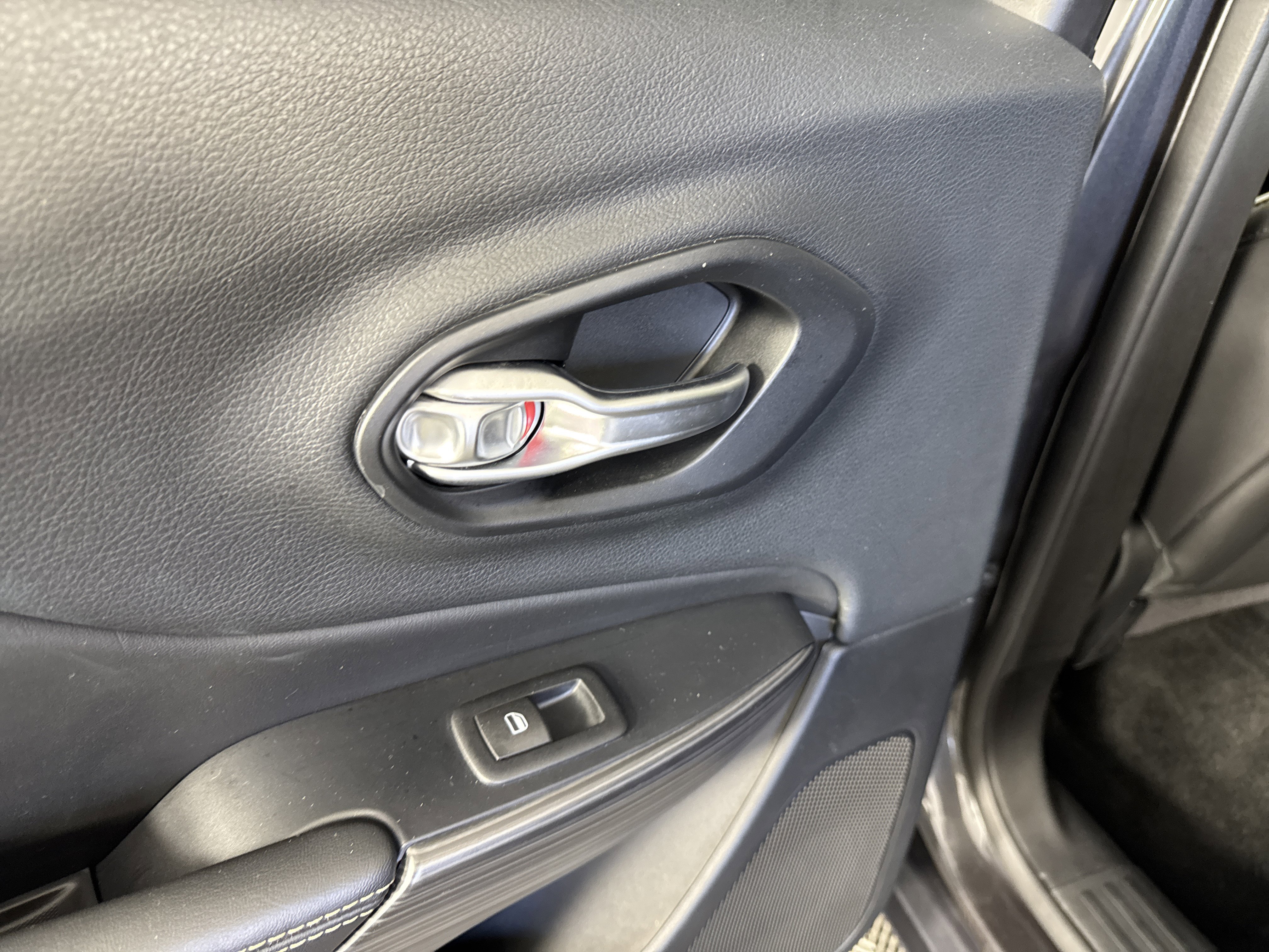 Used 2015 Jeep Cherokee Limited w/ Luxury Group image 18