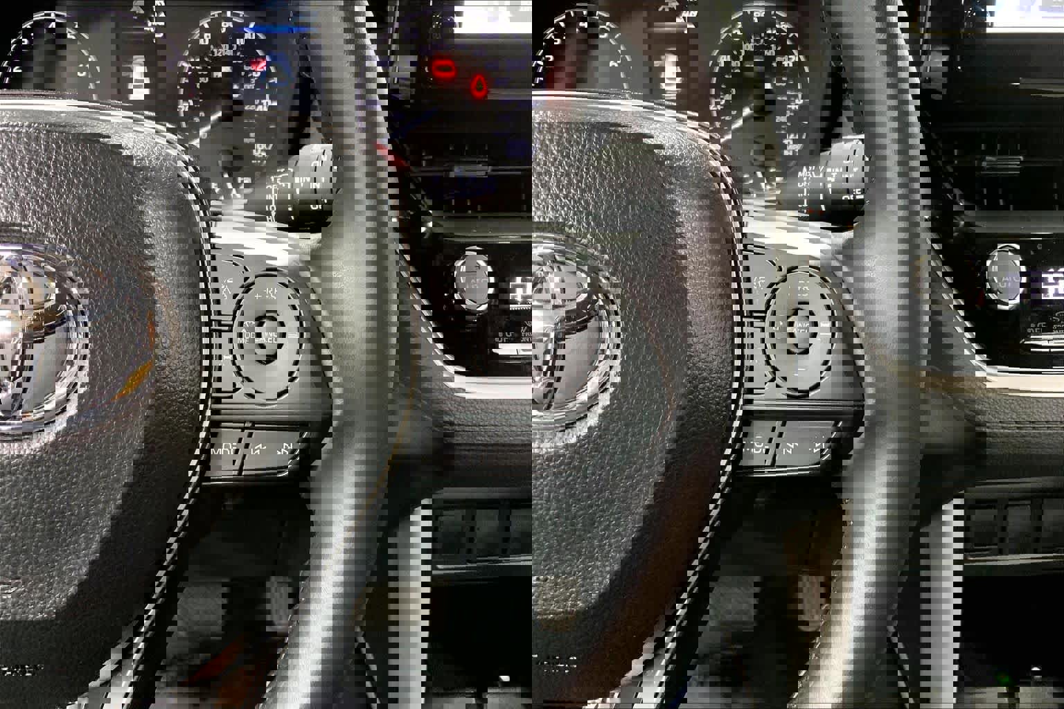 Used 2025 Toyota Corolla Cross LE image 25