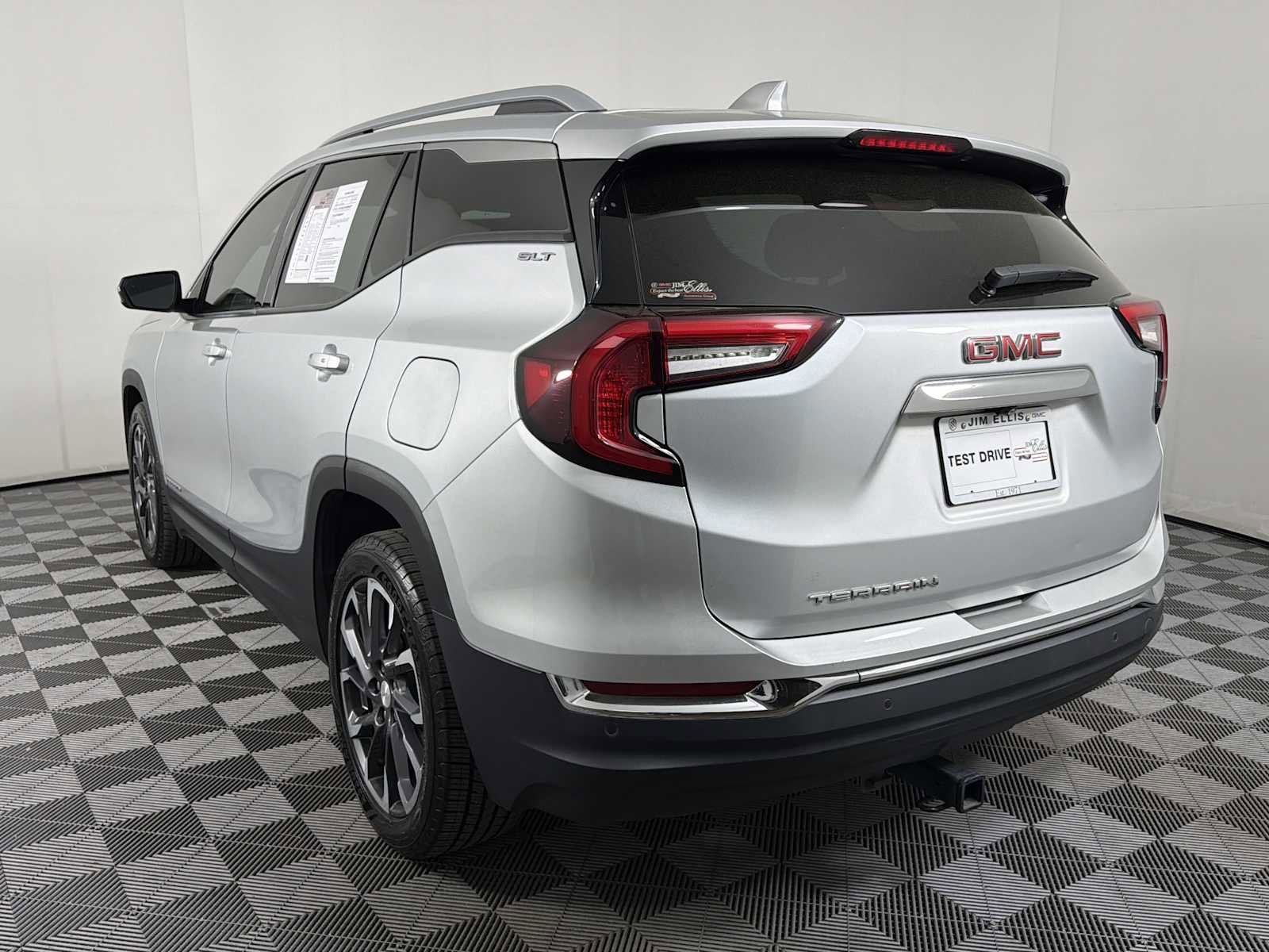 Used 2022 GMC Terrain SLT w/ Infotainment Package II FWD image 4