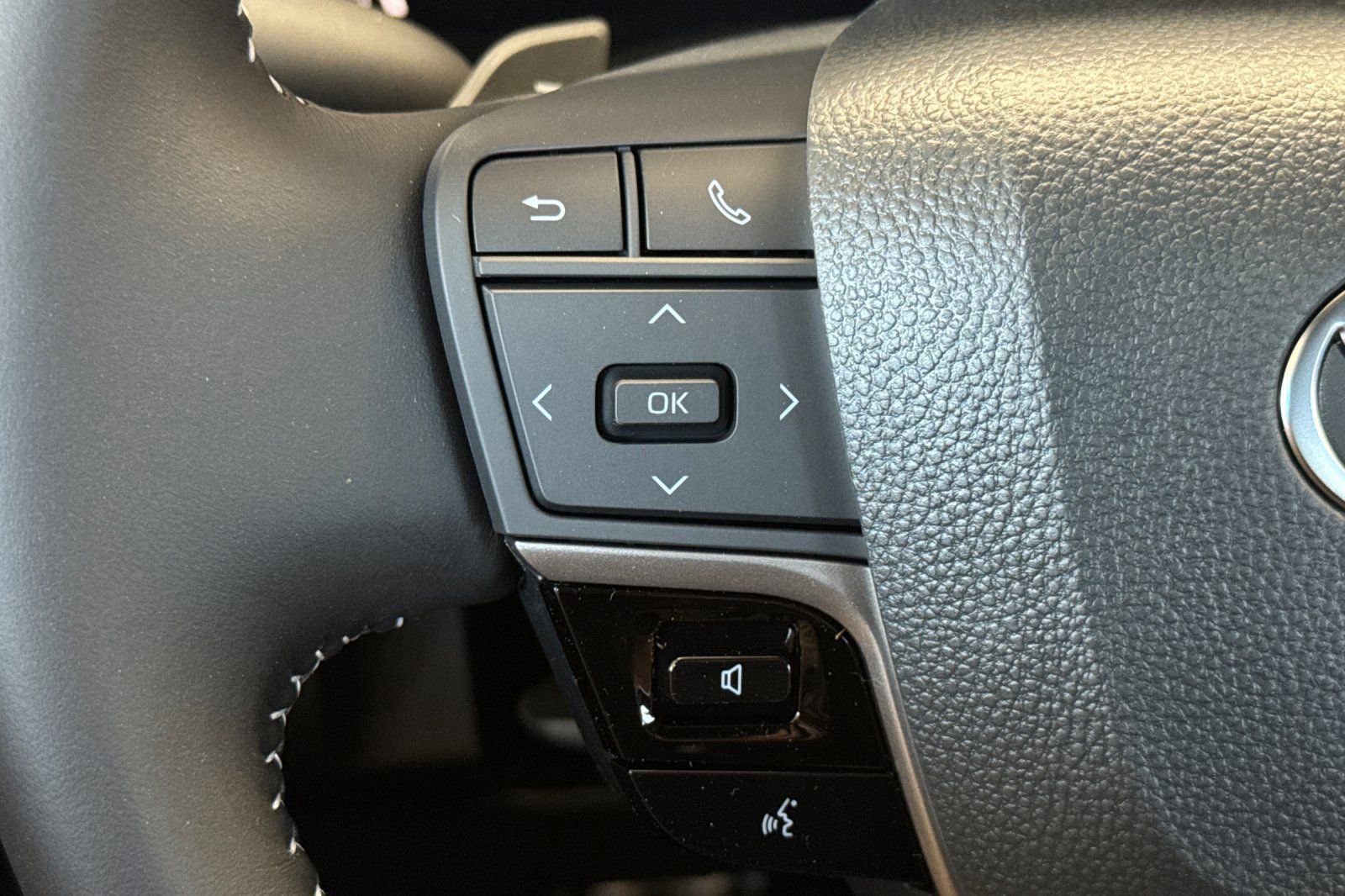 New 2026 Toyota Camry Hybrid FWD image 27