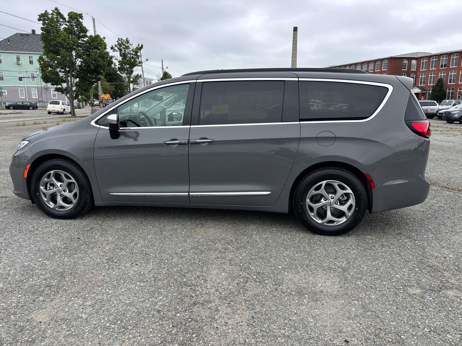Used 2023 Chrysler Pacifica Limited image 8
