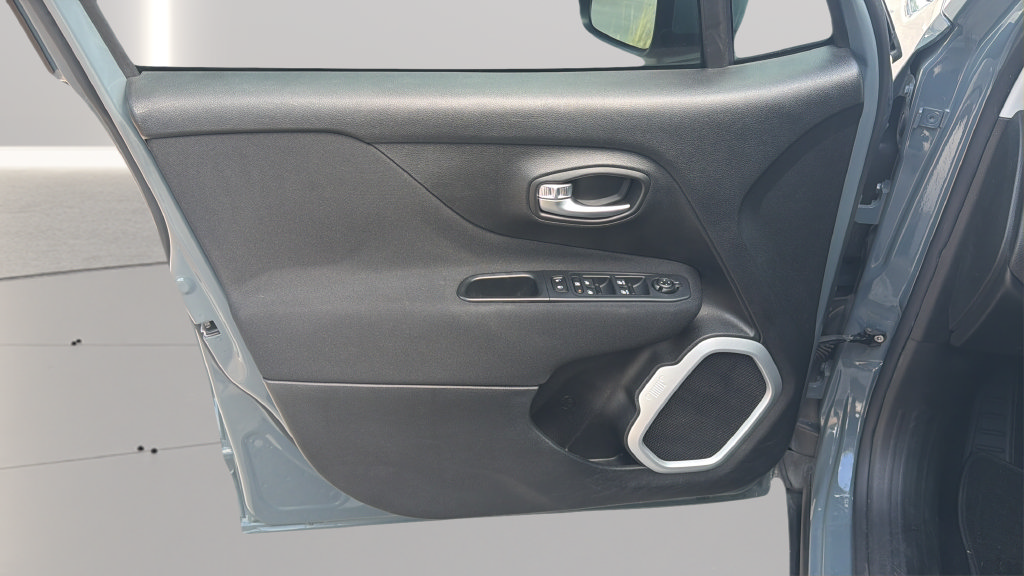 Used 2018 Jeep Renegade Latitude w/ UConnect 8.4 Nav Group FWD image 9