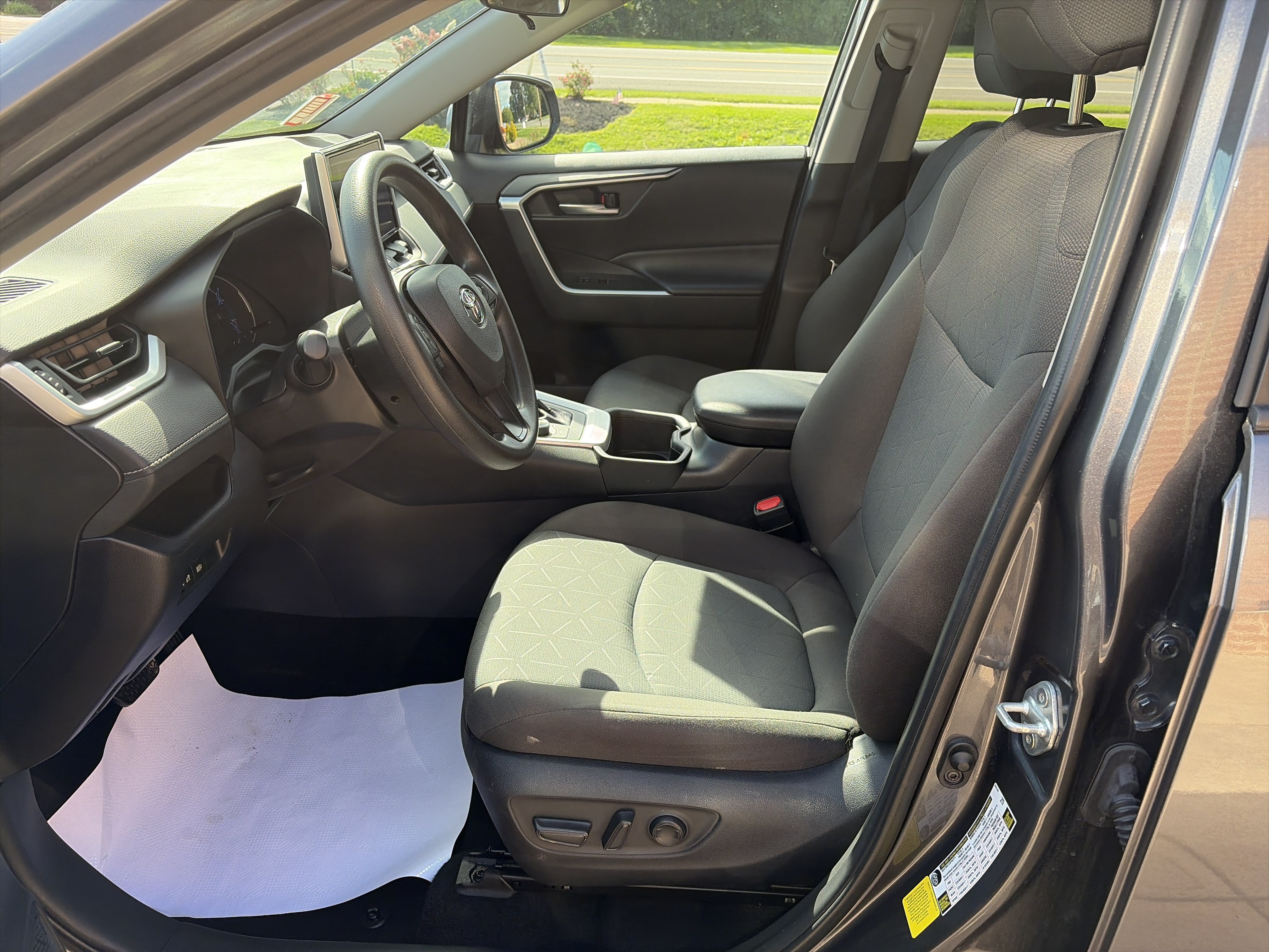 Used 2025 Toyota RAV4 XLE AWD/4WD image 12