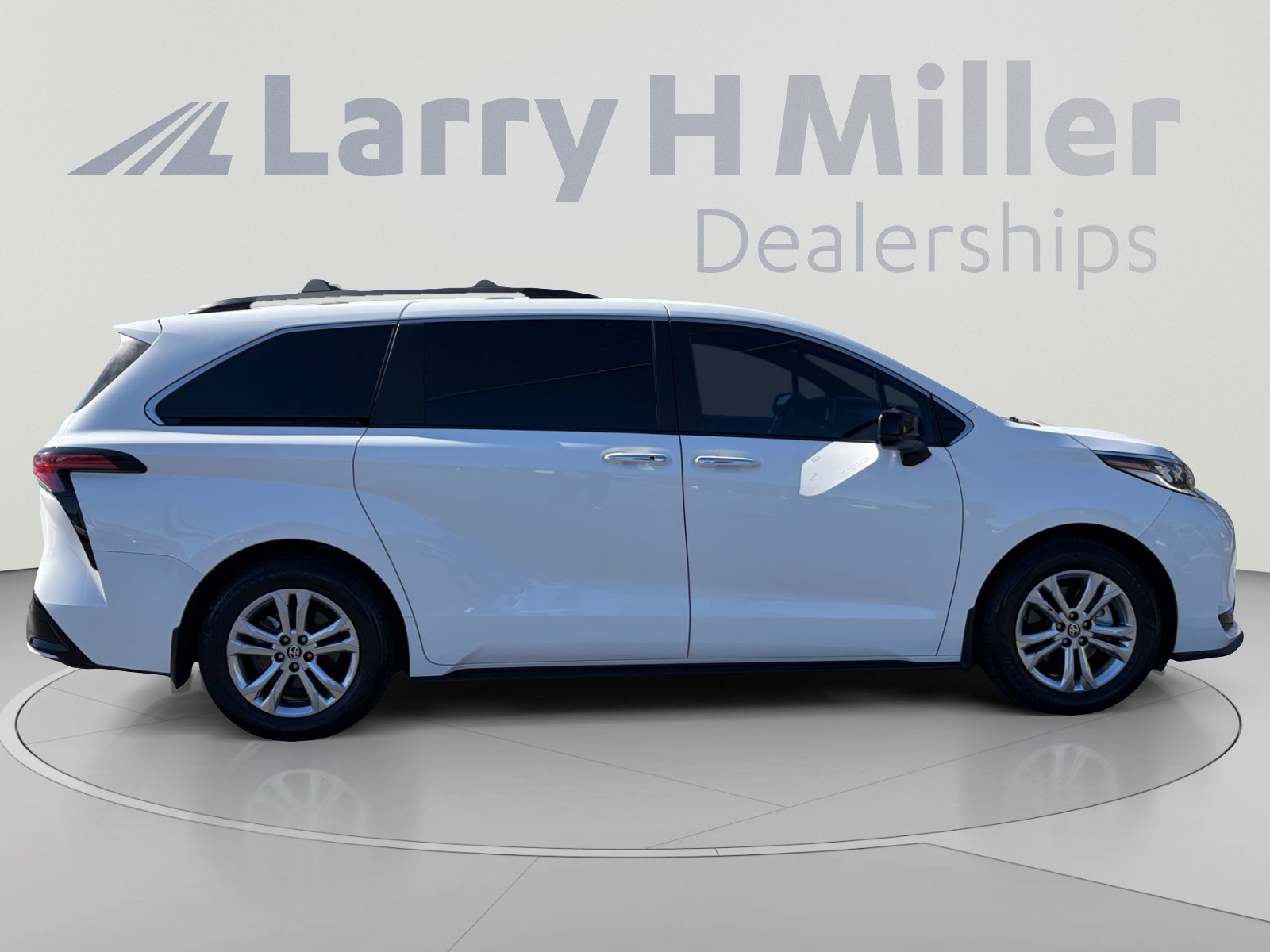 Used 2022 Toyota Sienna XSE w/ XSE Plus Package AWD/4WD image 6