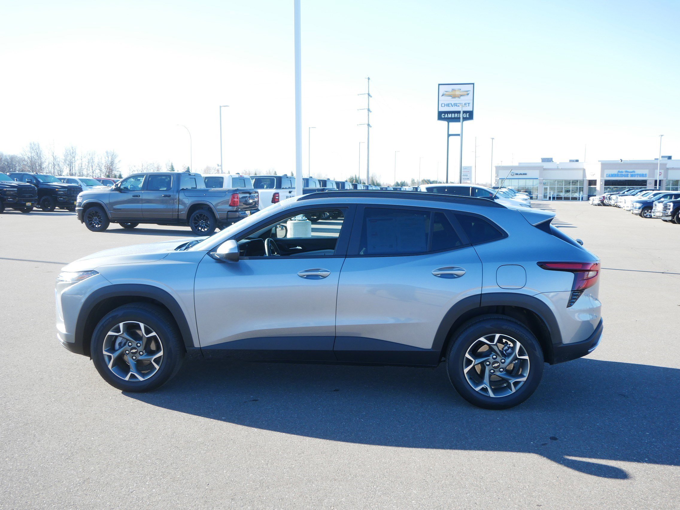 Used 2025 Chevrolet Trax LT w/ LT Convenience Package image 4