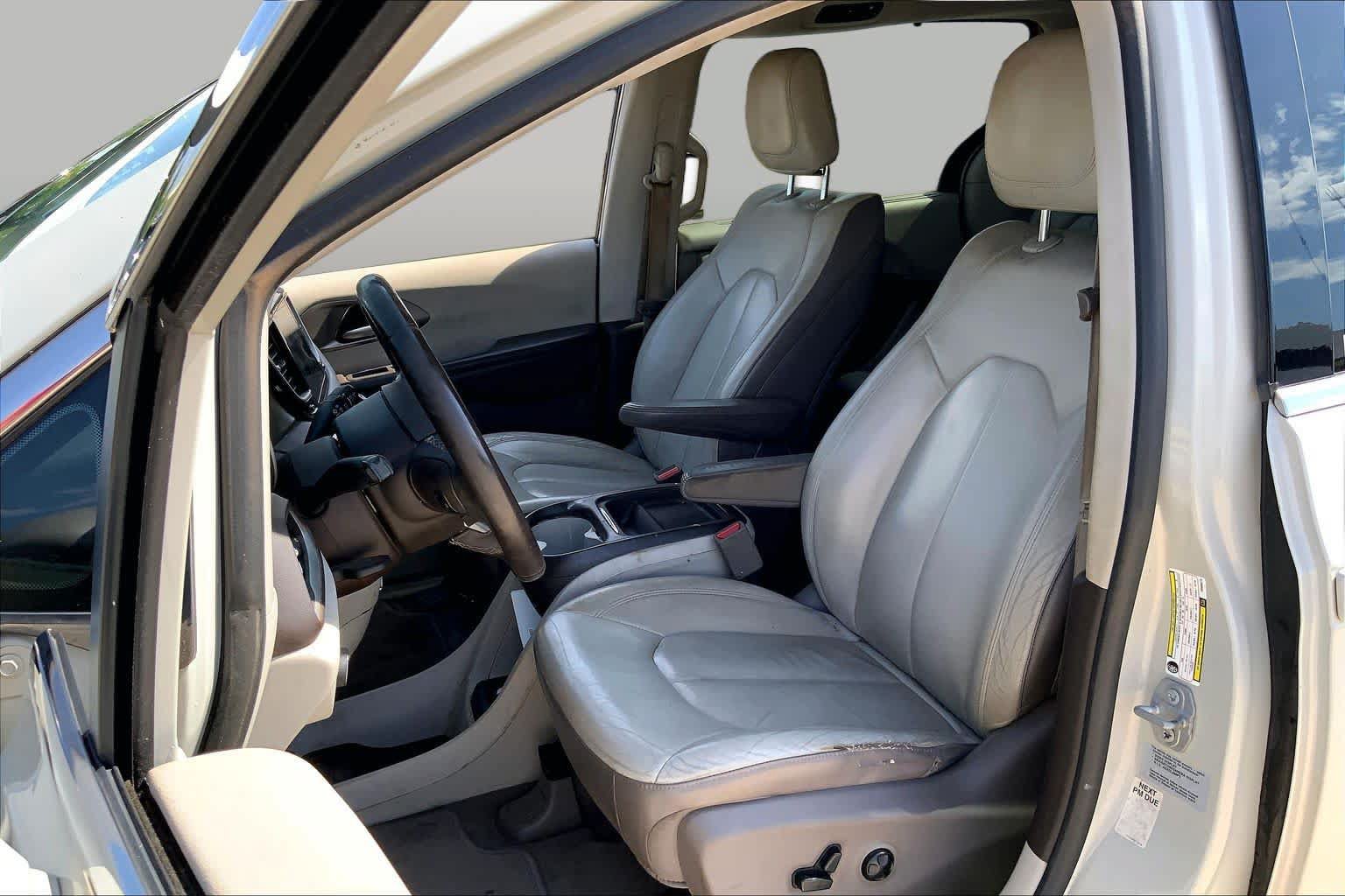 Used 2017 Chrysler Pacifica Touring-L FWD image 7