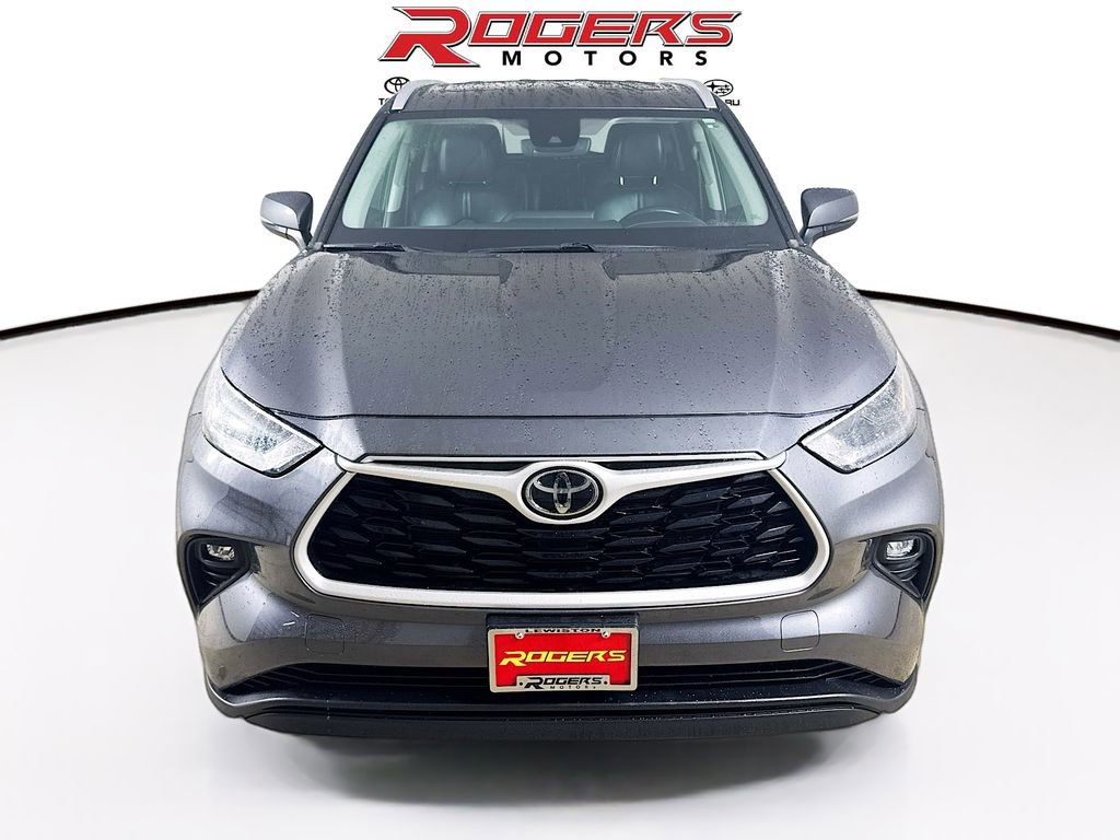 Used 2023 Toyota Highlander XLE image 2