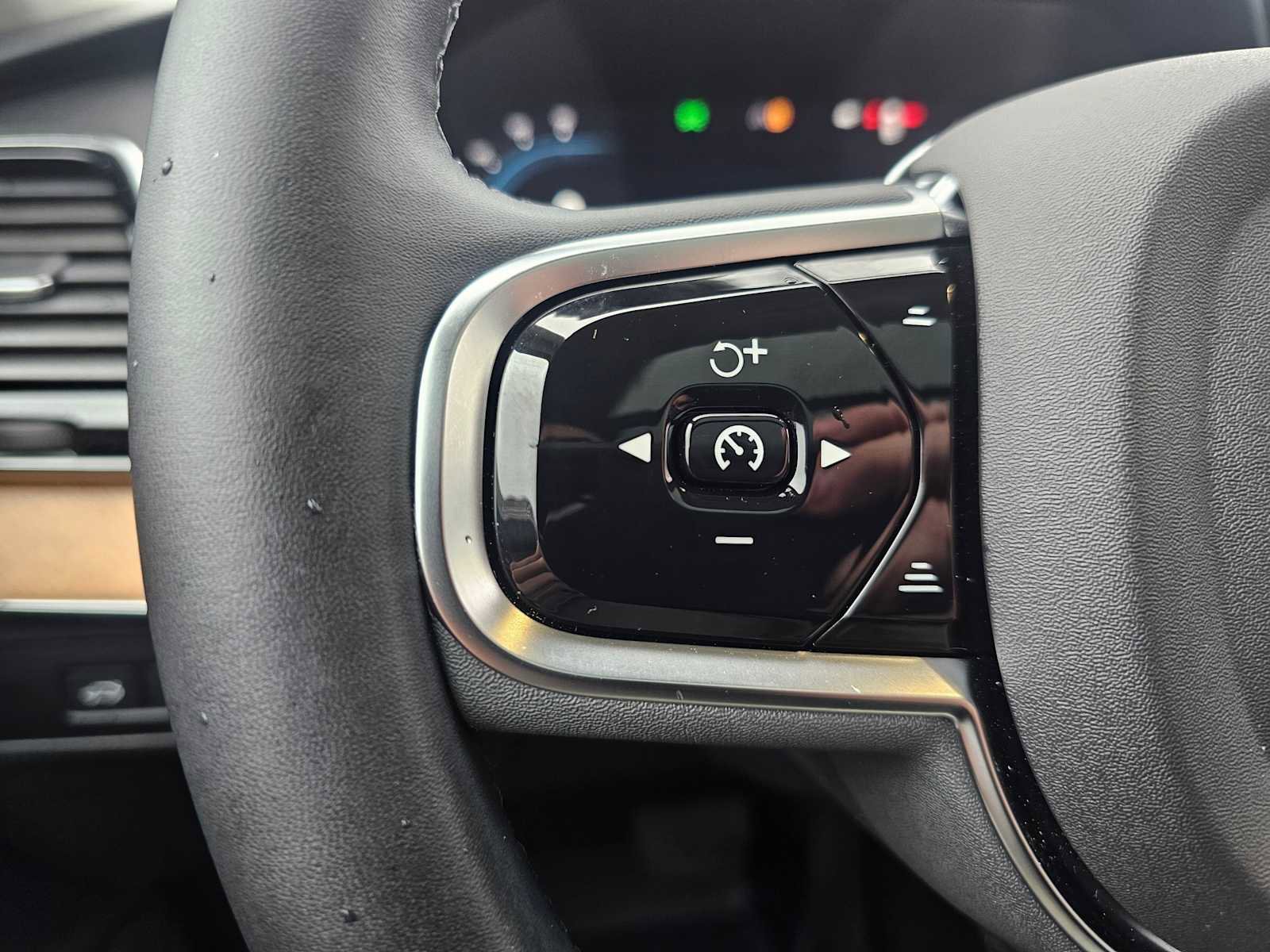 Certified 2025 Volvo XC90 T8 Plus w/ Protection Package Premier image 36