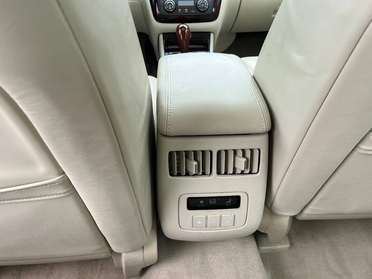 Used 2009 Cadillac DTS FWD image 40