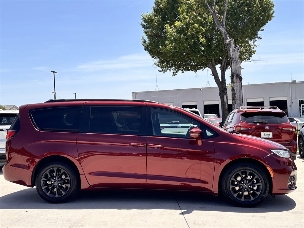 Used 2021 Chrysler Pacifica Touring-L w/ Premium & Safety Sphere Group image 3