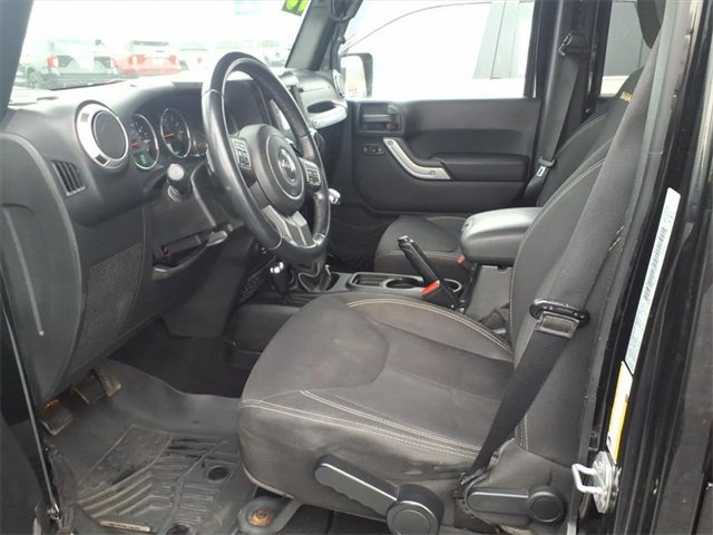 Used 2015 Jeep Wrangler Unlimited Sahara w/ Connectivity Group image 11