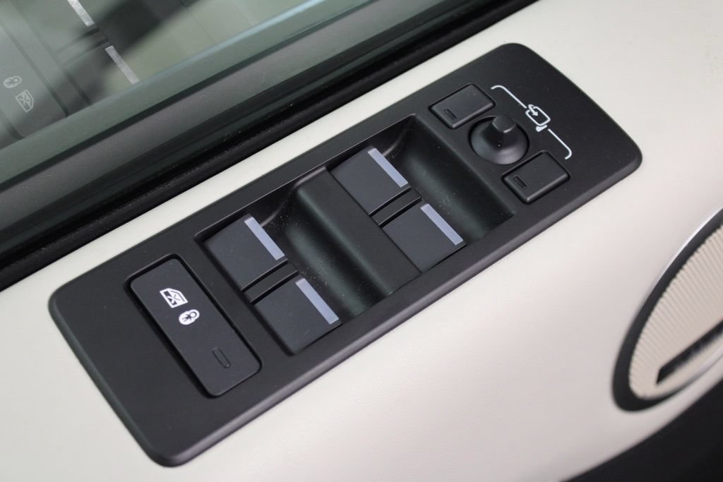 Used 2025 Land Rover Discovery Metropolitan Edition AWD/4WD image 18