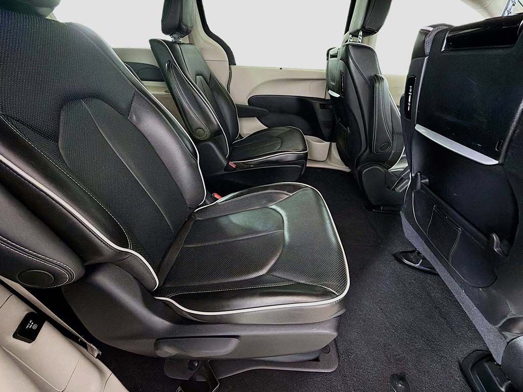 Used 2023 Chrysler Pacifica Limited w/ Uconnect Theater Family Group FWD image 31
