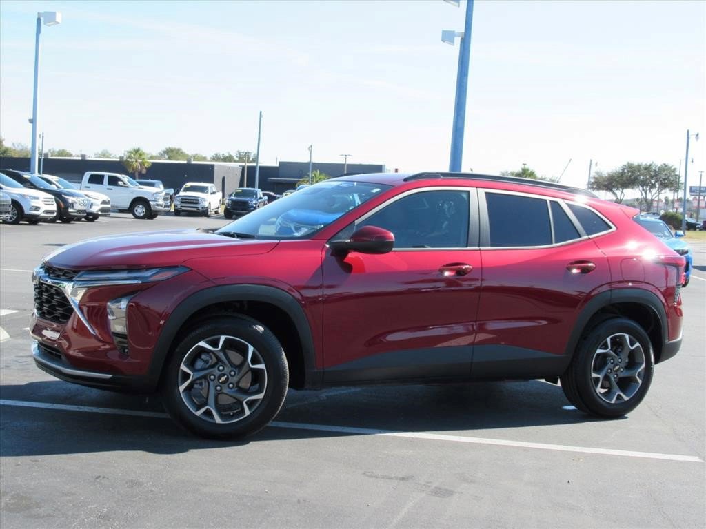 Certified 2025 Chevrolet Trax LT w/ Driver Confidence Package image 2