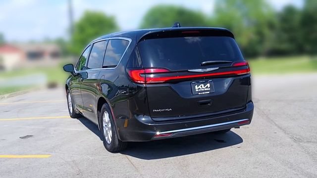 Used 2023 Chrysler Pacifica Touring-L FWD image 9