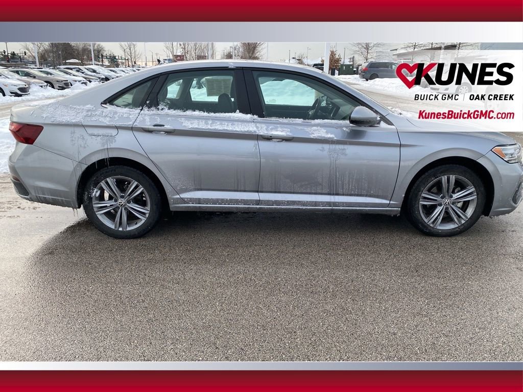 Used 2024 Volkswagen Jetta SE image 3