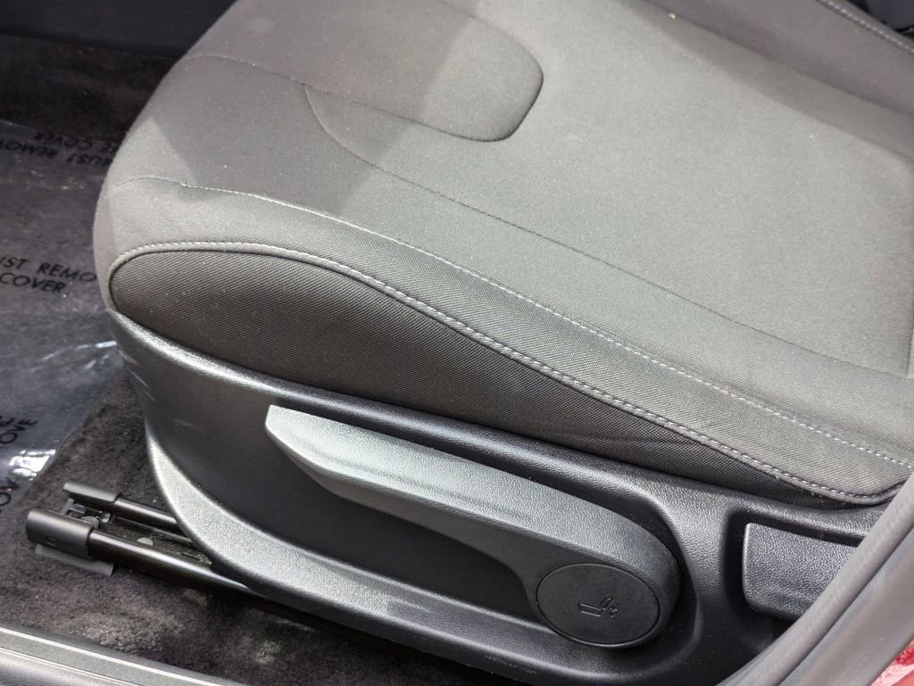 Used 2025 Hyundai Elantra SEL FWD image 15