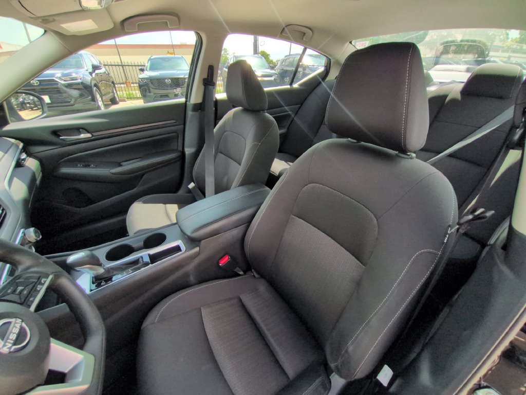 Used 2025 Nissan Altima 2.5 SV FWD image 24