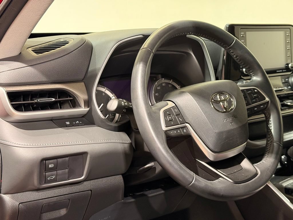 Used 2022 Toyota Highlander XLE AWD/4WD image 17