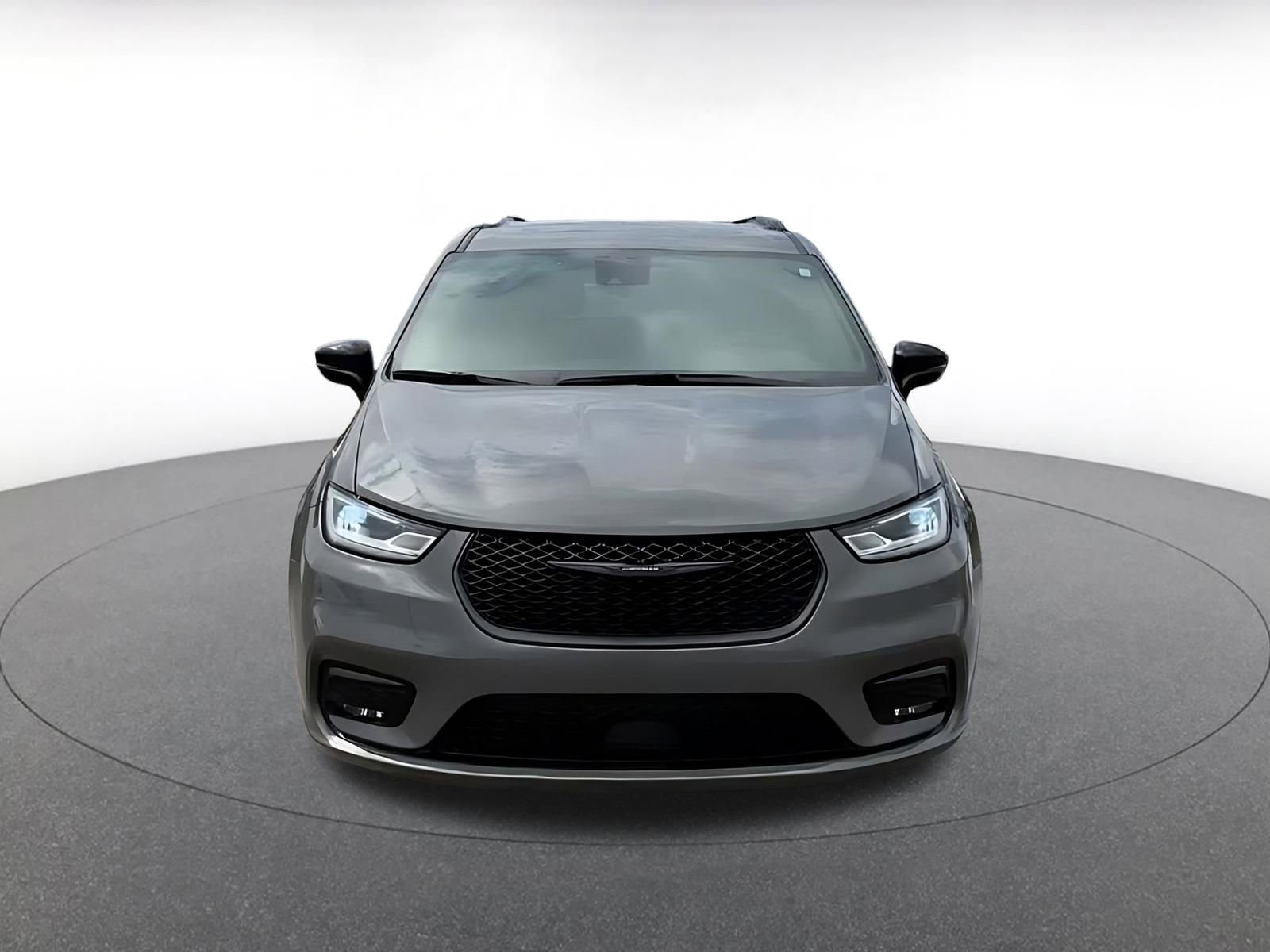 Used 2025 Chrysler Pacifica Limited image 4