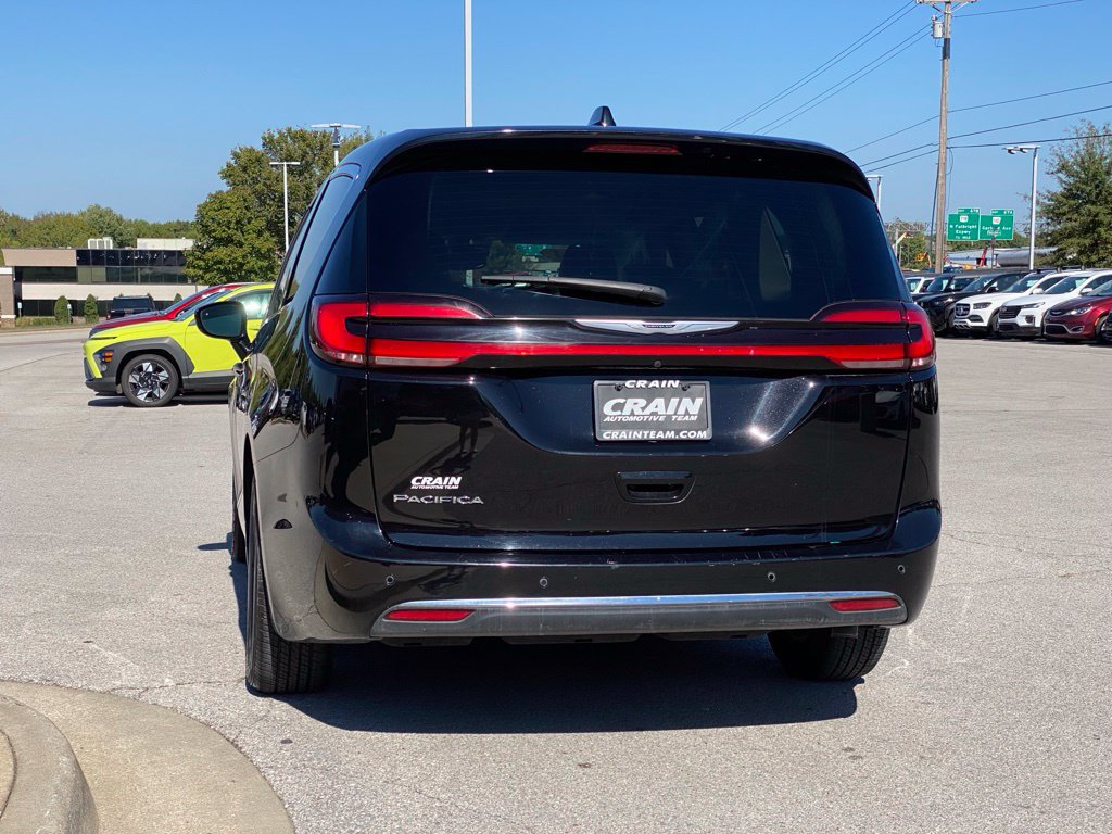 Used 2024 Chrysler Pacifica Touring-L FWD image 5