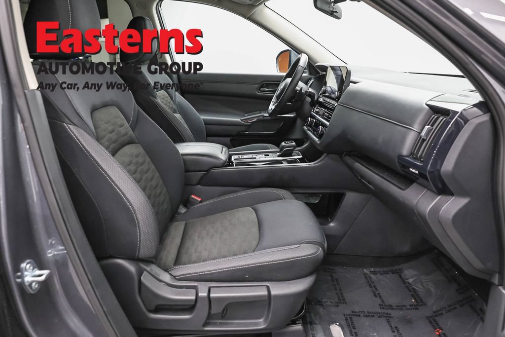 Used 2025 Nissan Pathfinder SV FWD image 24