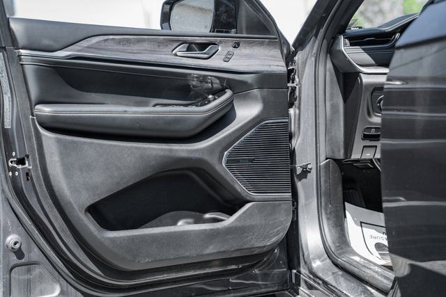 Used 2022 Jeep Grand Cherokee Overland w/ Luxury Tech Group IV image 38