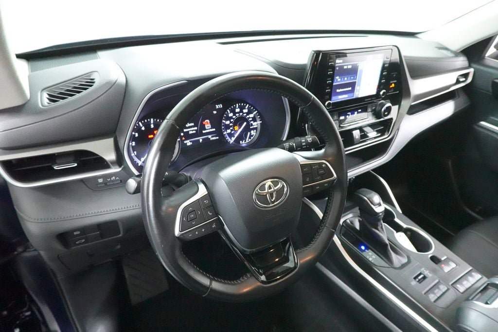 Used 2020 Toyota Highlander XLE AWD/4WD image 24