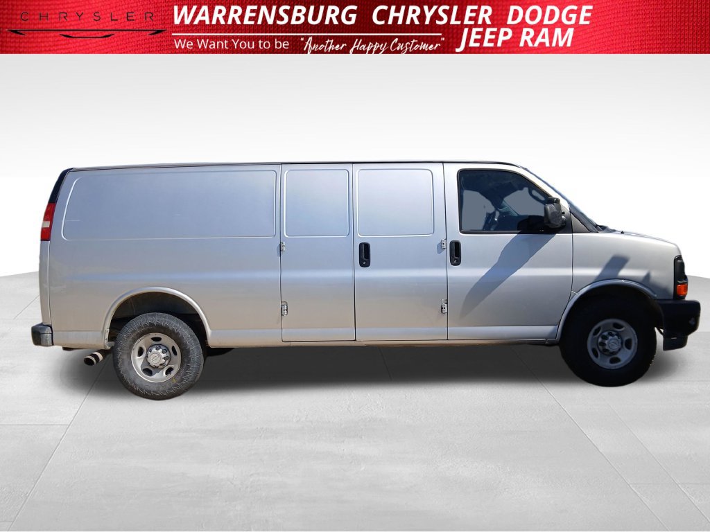 Used 2017 Chevrolet Express 2500 Extended RWD image 2