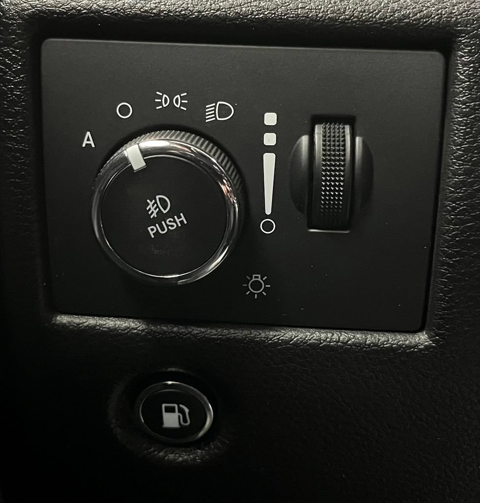 Used 2020 Jeep Grand Cherokee Laredo AWD/4WD image 32