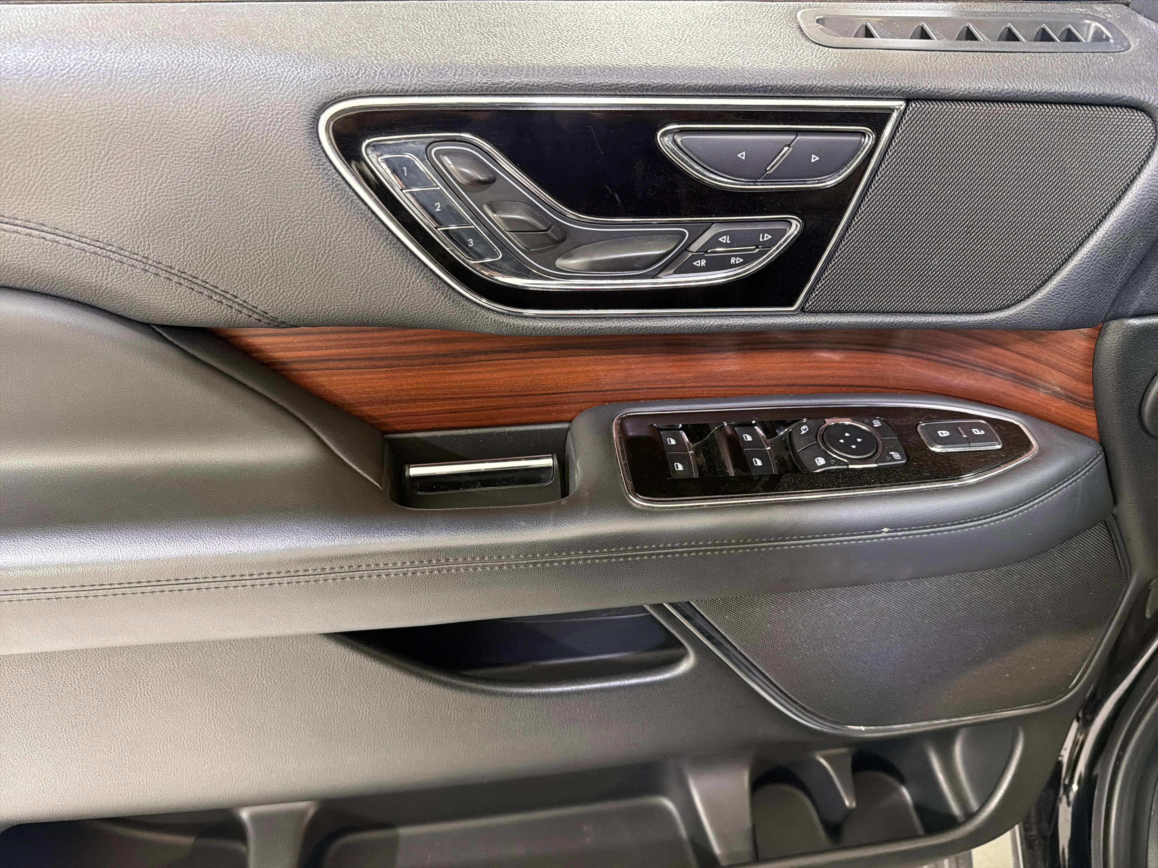 Used 2023 Lincoln Navigator Reserve AWD/4WD image 16