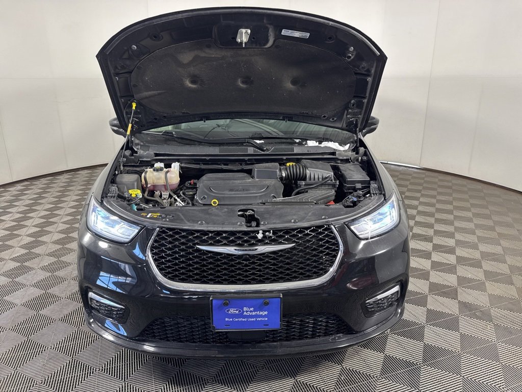 Used 2024 Chrysler Pacifica Touring-L image 4