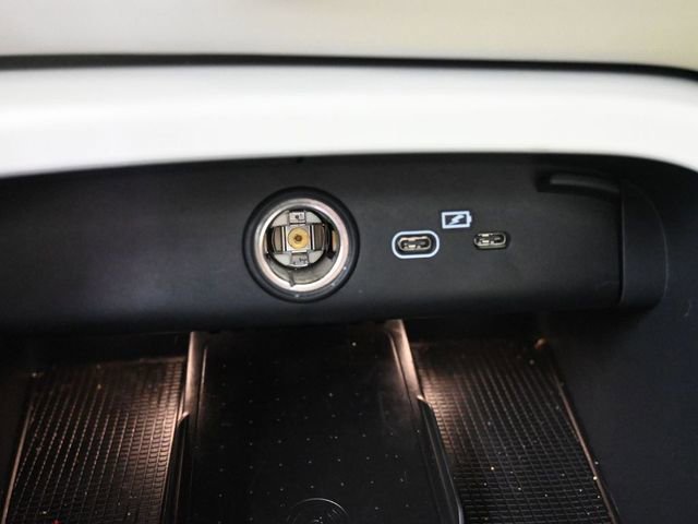 Used 2023 Volvo XC40 B5 Ultimate w/ Protection Package Premier image 23