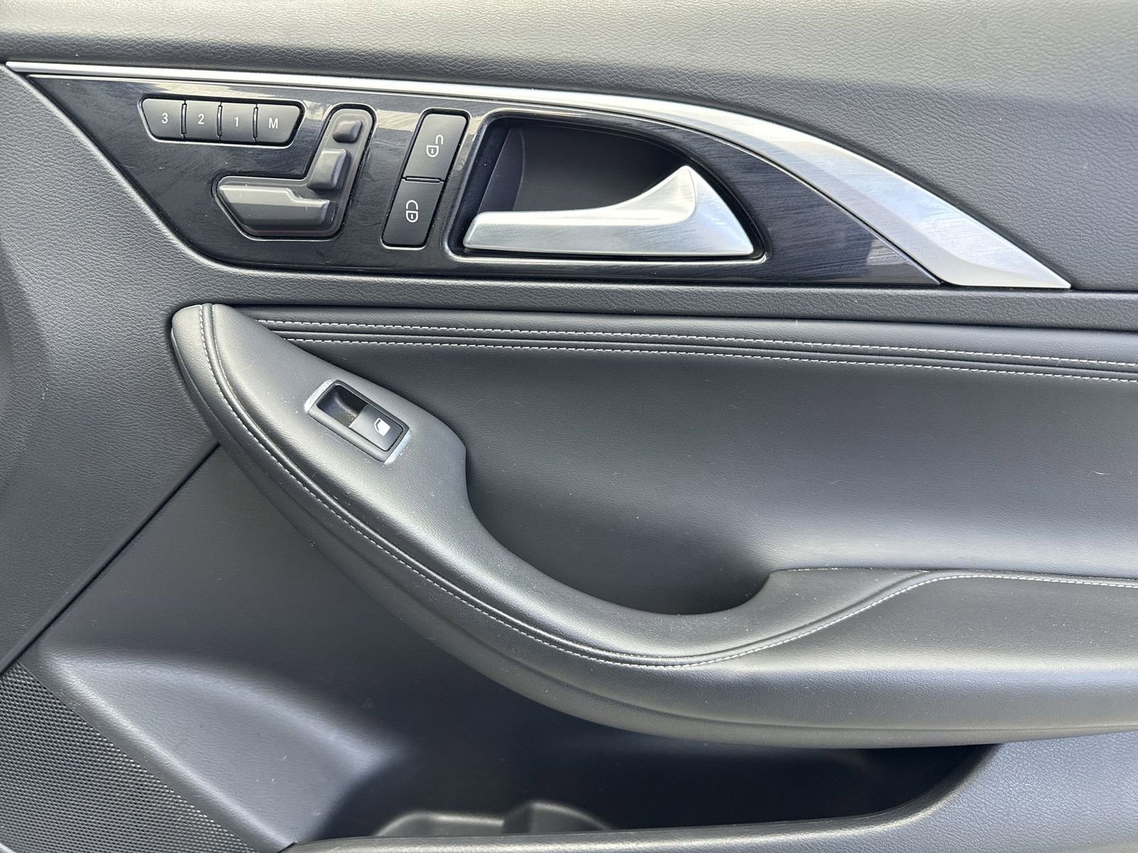 Used 2018 INFINITI QX30 Premium w/ Cargo Package image 36