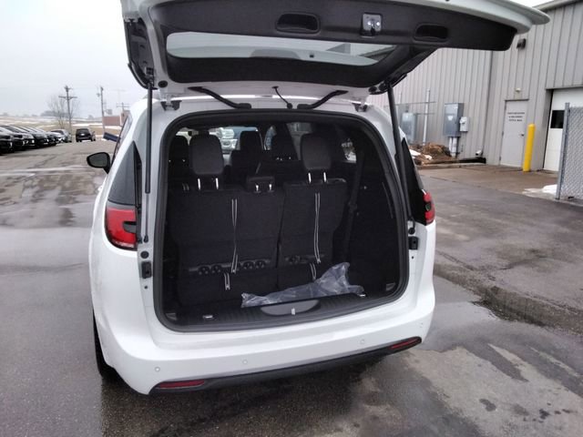 New 2026 Chrysler Pacifica Select AWD/4WD image 12