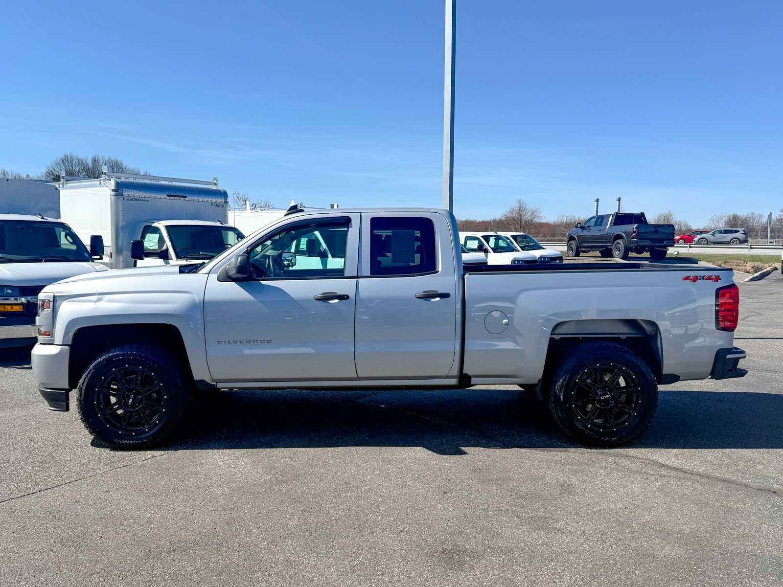 Used 2018 Chevrolet Silverado 1500 Custom w/ Custom Value Package image 4