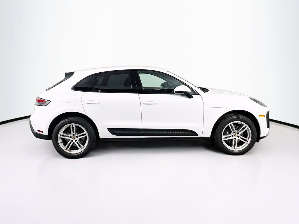 Certified 2025 Porsche Macan AWD/4WD image 8