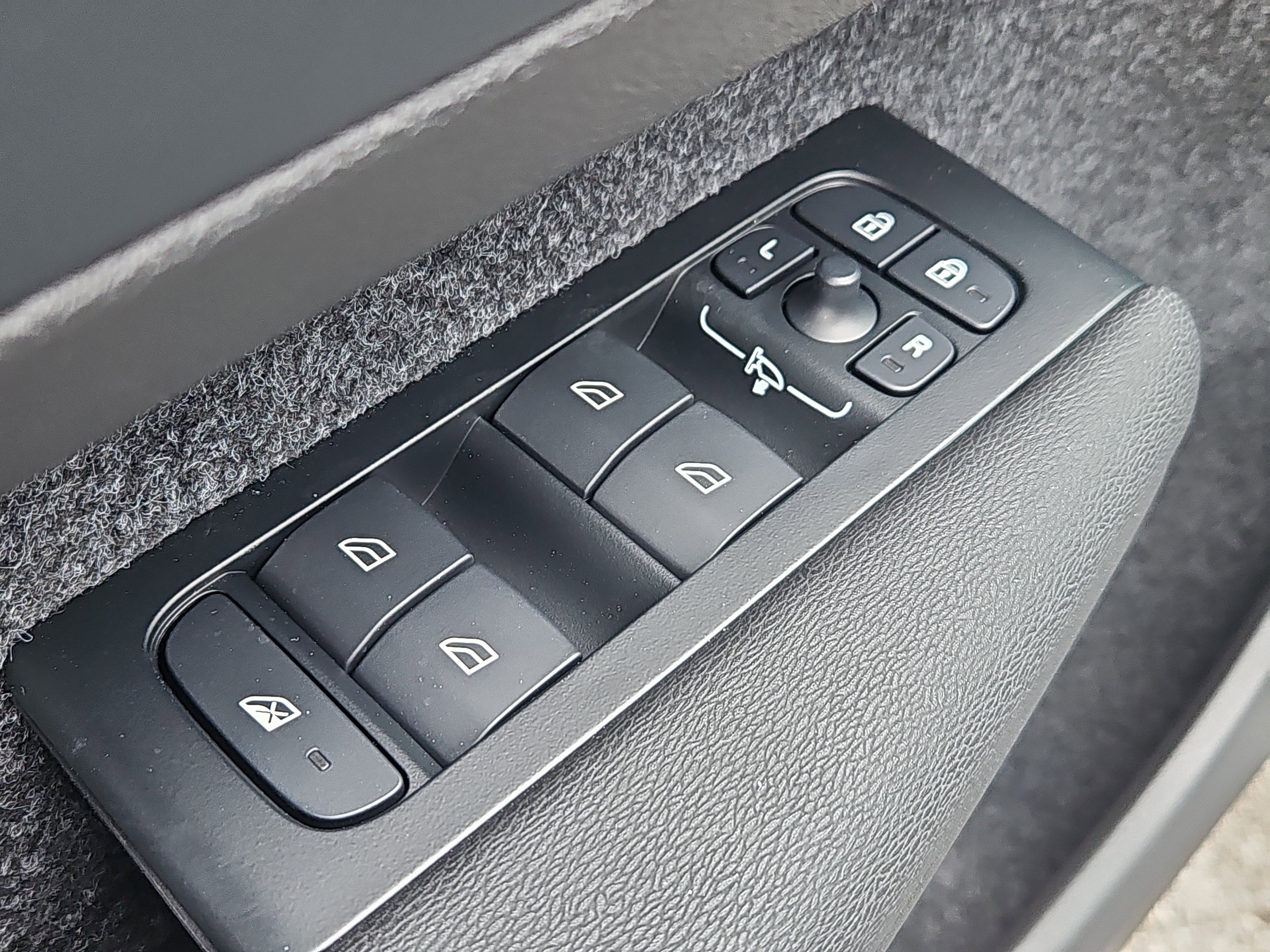 New 2026 Volvo XC40 B5 Core w/ Protection Package Premier image 17