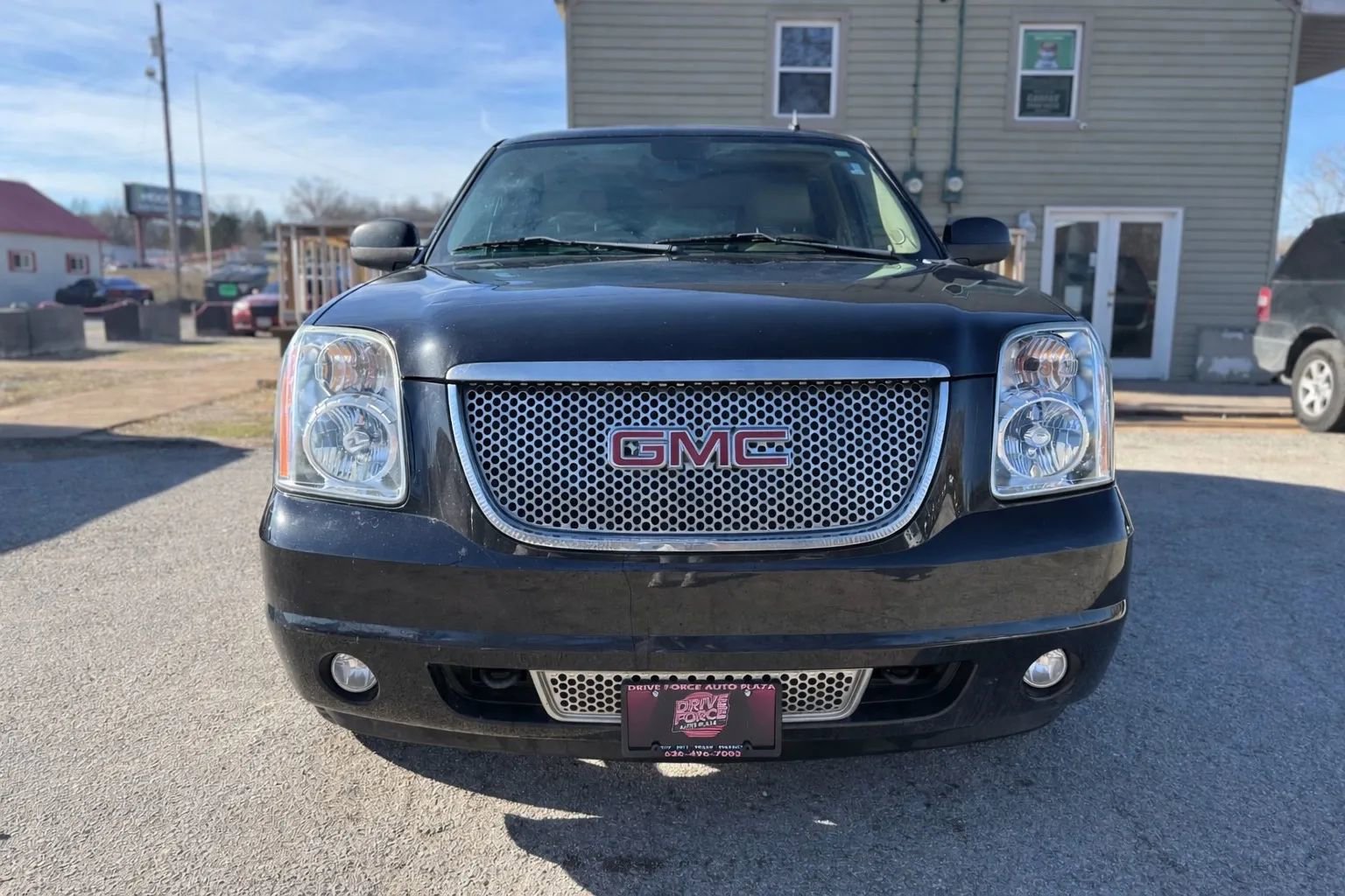 Used 2011 GMC Yukon Denali image 2