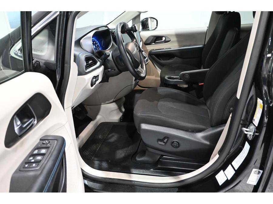 Used 2021 Chrysler Pacifica Touring w/ Cold Weather Group FWD image 13