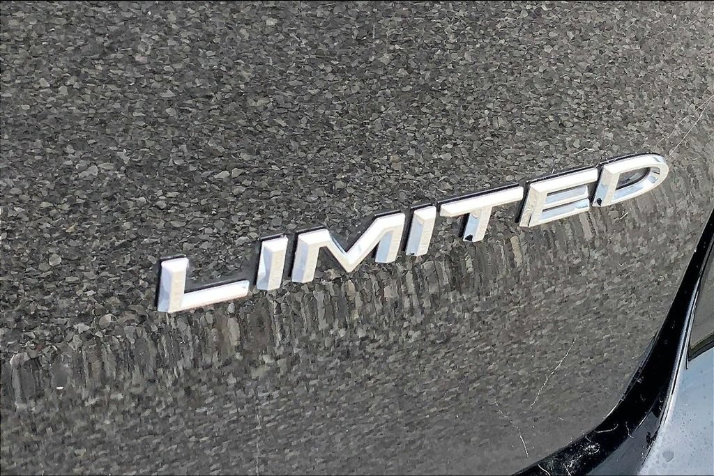 Used 2026 Chrysler Pacifica Limited FWD image 8