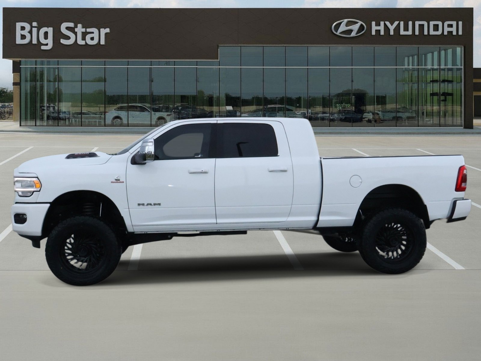 Used 2024 RAM 2500 Laramie w/ Sport Appearance Package AWD/4WD image 2